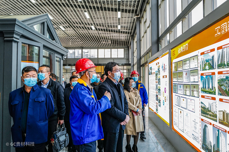 施波：貴州省工商聯(lián)副主席   徐紅：貴陽(yáng)市委常委、市委統(tǒng)戰(zhàn)部部長(zhǎng)