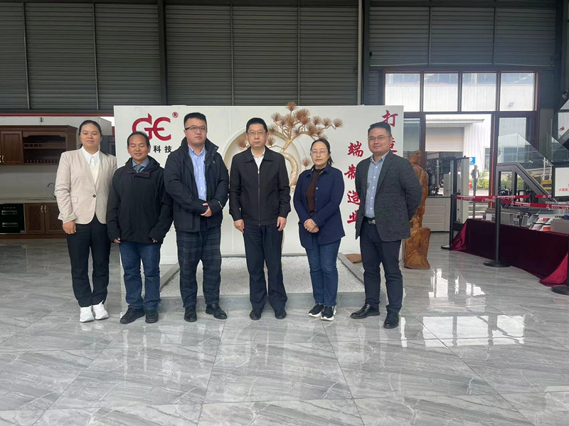 彭劍鳴：貴州省人民檢察院副檢察長、檢察委員會(huì)委員、致公黨貴州省委會(huì)副主委
